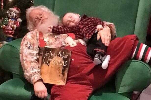 Bebê dorme na fila para conhecer Papai Noel, mas consegue foto incrível