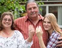 Homem casado, de 60 anos, se casa com namorada grávida, de 19, e recebe a benção de sua esposa