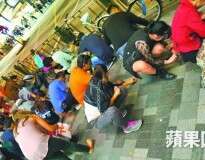 Dezenas de pessoas se aglomeram para pegar pedaços de pedra preciosa após mulher gritar indicando que diamante havia caído do céu