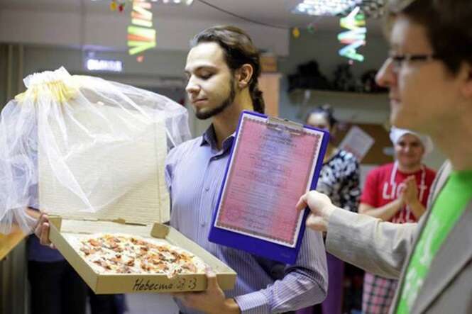 Jovem se casa com pizza depois de perceber que amor pela comida é maior que tudo