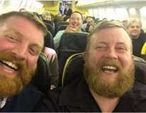 Passageiro de avião leva susto ao perceber estar sentado ao lado de homem idêntico a ele e selfie da dupla se torna viral