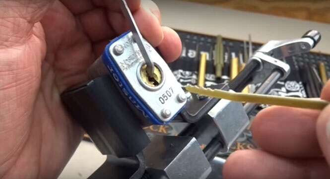 Vídeos mostram como é simples destrancar um cadeado usando materiais banais