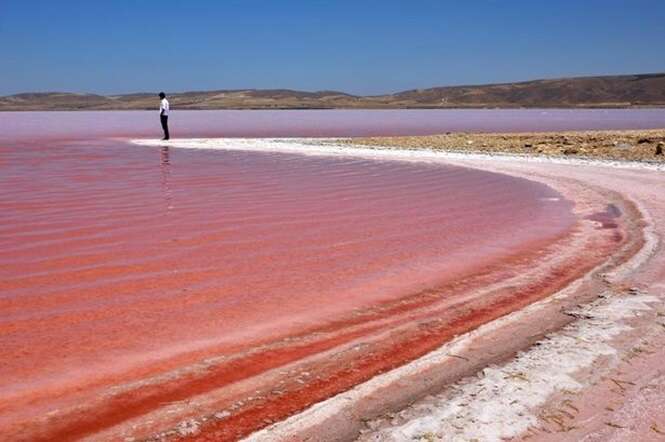 Fenômeno natural incrível faz lago ficar vermelho na Turquia