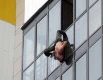 Vídeo chocante mostra momento em que limpador de janelas fica pendurado pela perna no 15º andar de edifício