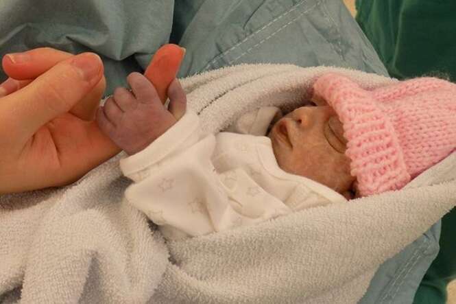 Bebê morre minutos após nascer, mas se torna o possível mais jovem doador de órgãos do mundo