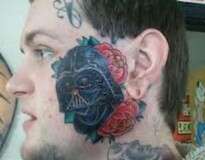 24 pessoas demonstrando em tatuagens que são fãs de Star Wars