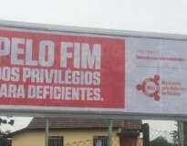 “Pelo fim dos privilégios para deficientes” – Outdoor causa polêmica no Paraná
