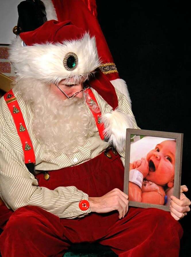 Papai Noel vive momento comovente após pai de bebê falecido pedir para que ele tirasse foto ao lado da imagem da criança