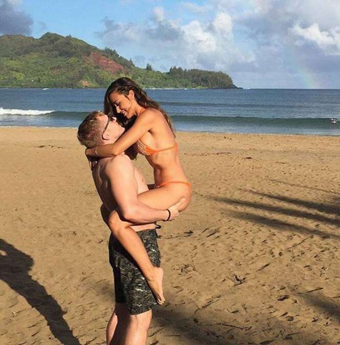 Mulher pede para internautas realizarem edição em sua foto de férias com o namorado e tem surpresa desagradável