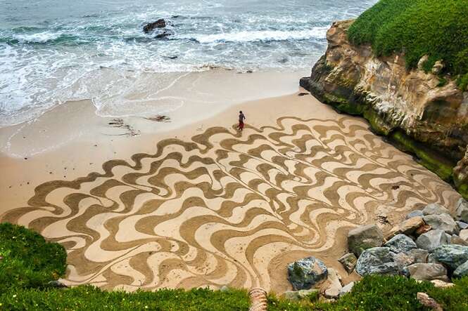 Artista abandona emprego e passa 10 anos criando arte na areia