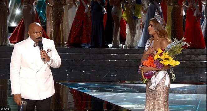 Apresentador do Miss Universo 2015 anuncia vencedora errada ao vivo e causa constrangimento