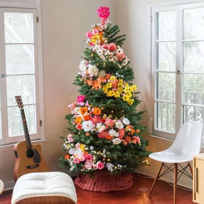 10 lindas árvores de Natal decoradas com flores