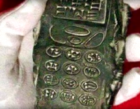 Imagem de telefone celular de 800 anos encontrado por arqueólogos causa discussão após ser publicada nas redes sociais