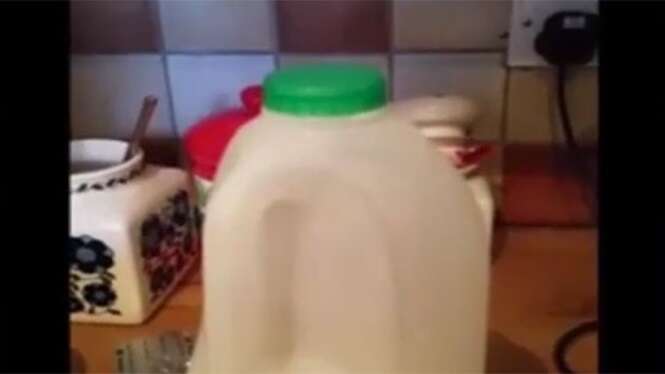 Família se convence da existência de fantasmas após tampa de garrafa abrir e fechar sozinha dentro de sua casa