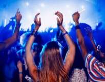 Apelo de internauta comprometido preocupado com foto de si com ex em boate se torna viral no Facebook