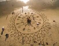Artista abandona emprego e passa 10 anos criando arte na areia