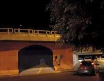 Motorista distraído destrói carro ao confundir pintura com túnel