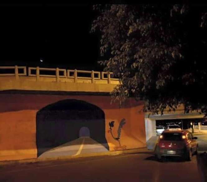 Motorista distraído destrói carro ao confundir pintura com túnel