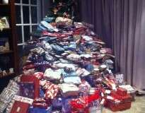 Mulher causa polêmica ao postar foto exibindo sua árvore de Natal com 300 presentes apenas para marido e três filhos
