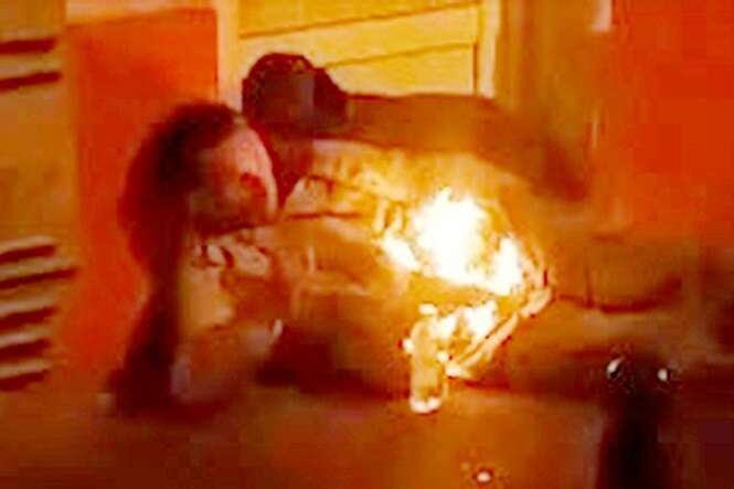 Vídeo mostra momento estranho em que homem fica tranquilamente envolvo em chamas Vídeo mostra momento estranho em que homem fica tranquilamente envolvo em chamas