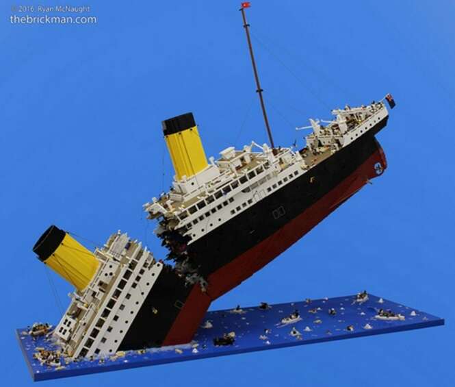 Homem constrói TItanic "afundando" com mais de 120 mil peças de Lego