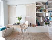 Mesa projetada para pequenos apartamentos pode ser “escondida” na parede da sala