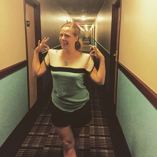 Hóspede descobriu que sua blusa tinha a mesma pintura do corredor de hotel