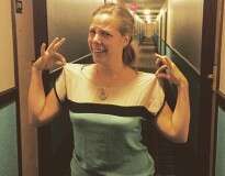 Foto se torna viral ao capturar momento em que hóspede descobriu que sua blusa tinha a mesma pintura do corredor de hotel