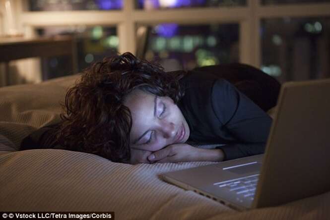 Verificar o Facebook durante o dia diminui pela metade sua noite de sono