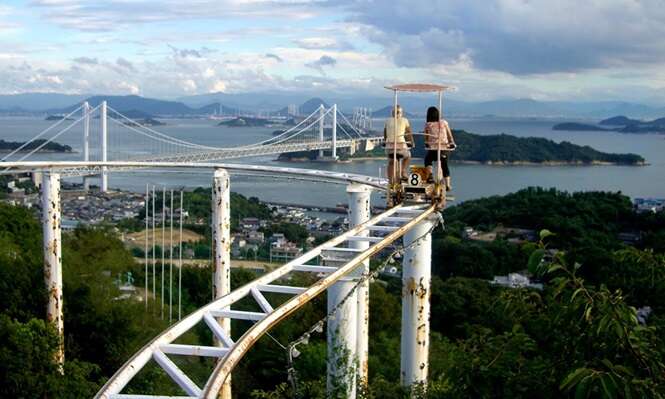 Parque japonês permite andar de bicicleta sobre trilhos da montanha russa