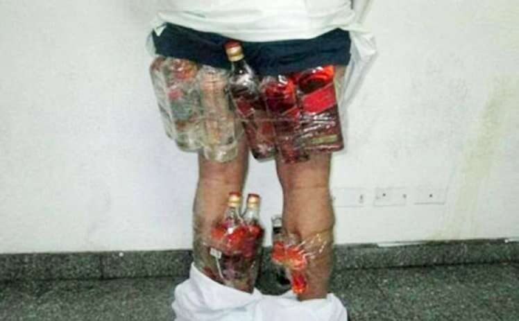 Homem da Arábia tenta contrabandear 14 garrafas de bebida alcoólica na cueca