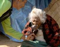 Idosa de 112 anos afirma que segredo para sua longevidade é fumar 30 cigarros por dia