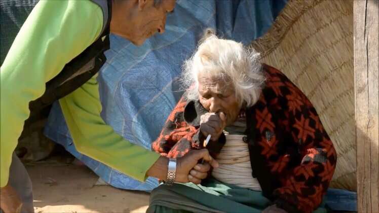 Idosa de 112 anos afirma que segredo para sua longevidade é fumar 30 cigarros por dia