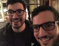 Comediante americano encontra “irmão gêmeo” israelense na plateia e descobre que rapaz também é comediante