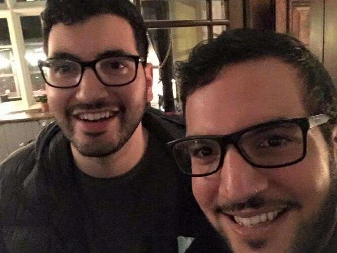 Comediante americano encontra “irmão gêmeo” israelense na plateia
