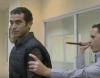 Repórter israelense é acidentalmente esfaqueado enquanto demonstra como funciona colete à prova de facadas
