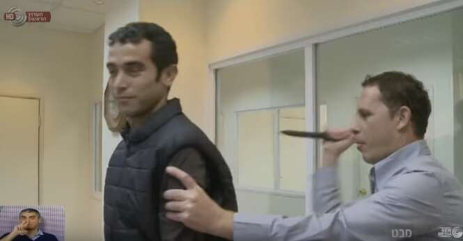 Repórter israelense é acidentalmente esfaqueado enquanto demonstra como funciona colete à prova de facadas