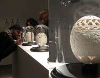 Artista relembra momentos da prisão criando lindas obras de arte em ovos