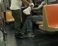Vídeo comovente mostra homem tirando a própria camisa e gorro para dar a morador de rua que usava apenas calça
