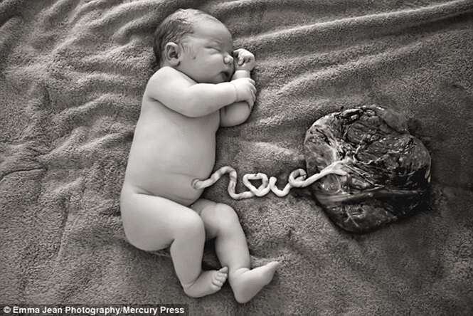 Mãe fotografa escreve palavra “Love” com cordão umbilical ainda unido à bebê recém-nascido