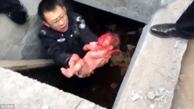 Policial encontra bebê duro e quase morto dentro de bueiro após ser abandonado em temperatura de -16ºC