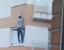 Vídeo flagra últimos momentos de vida de homem que tentou descer de prédio usando corda ao ficar preso do lado de fora de seu apartamento