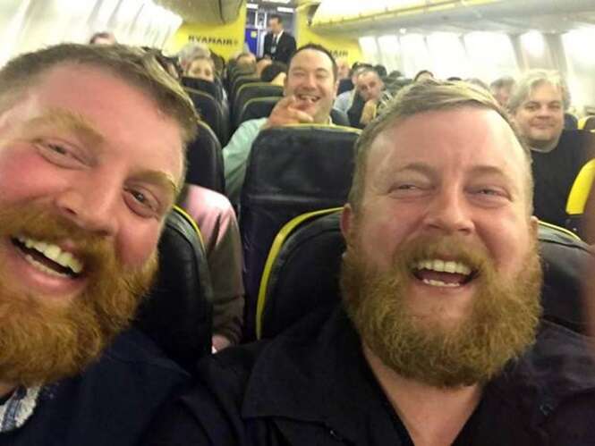 Viajante Bearded Neil Douglas (à direita) encontrou seu sósia Robert Stirling em um voo da Ryanair. Foto: PA