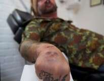 Vídeo chocante mostra momento em que amante de tatuagem tem crânio implantado em sua mão
