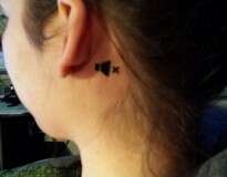Jovem surda de um ouvido faz tatuagem surpreendente para alertar as pessoas a não falarem com ela pelo lado esquerdo