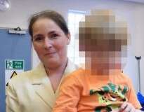 Menino de 3 anos passa três dias ao lado do corpo da mãe depois que mulher morreu em casa