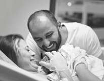 Imagens comoventes mostram reação de pais vendo pela primeira vez filhos recém-nascidos