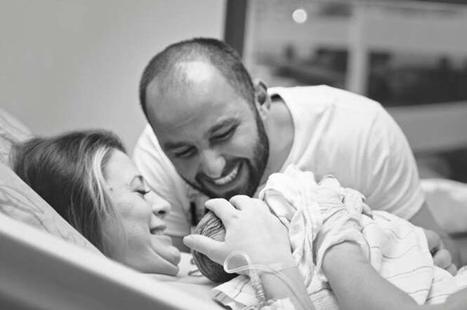 Imagens mostram reação de pais vendo pela primeira vez filhos recém-nascidos