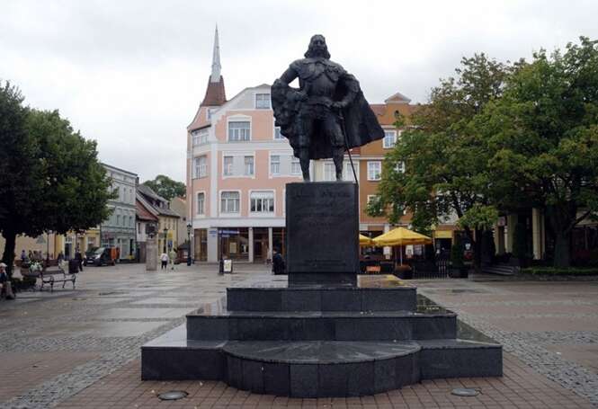 Estátua de cidade polonesa ganha visual de Darth Vader após nevasca