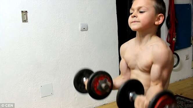 Pai grava vídeo de filhos de 8 e 10 anos, super definidos, se exercitando